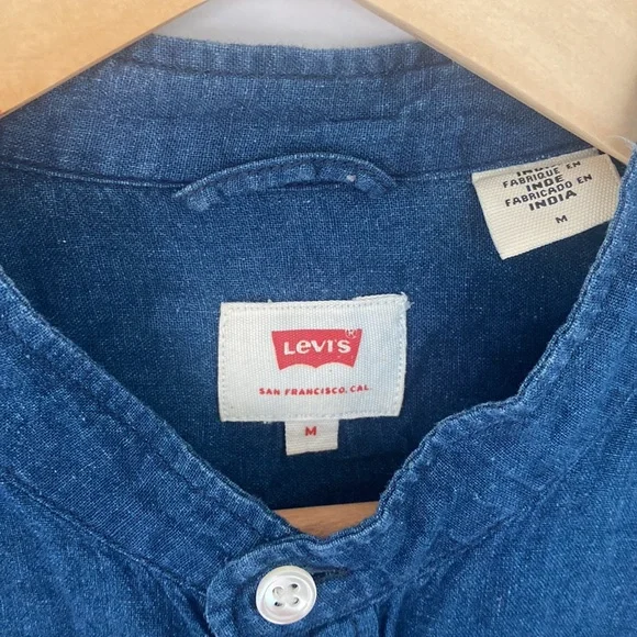 Levi’s Linen button down - Picture 2 of 6